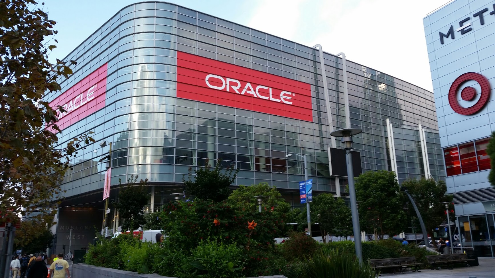 2014 Oracle OpenWorld - the building with Oracle logo.